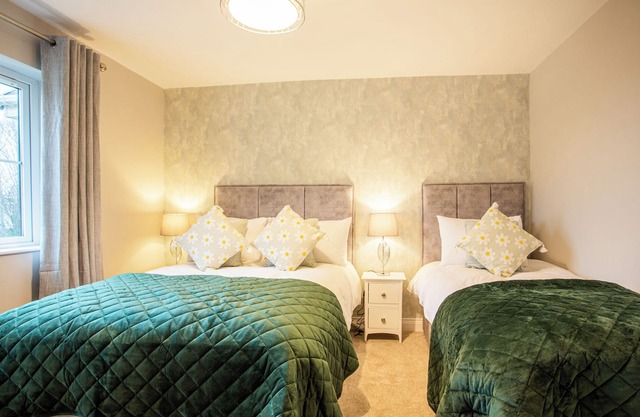 No 31 Killarney Holiday Village for 8! Ideal Location!