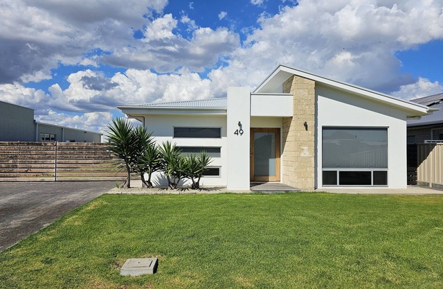 No 49 - Modern, spacious holiday home -Pets Welcome - Inside by negotiation