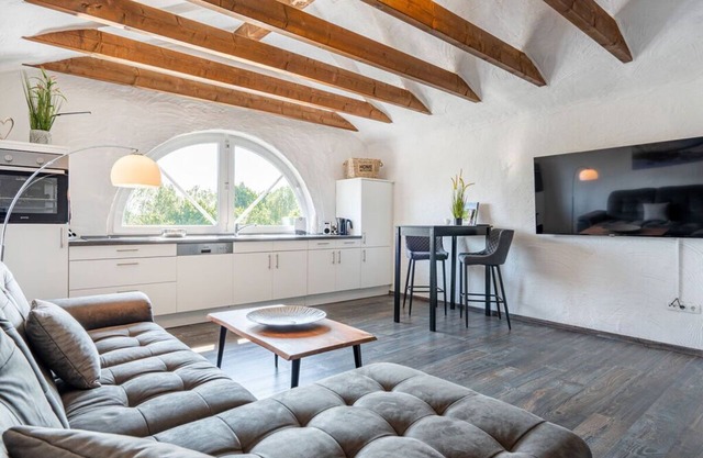 No. 7 Lake view Modern retreat