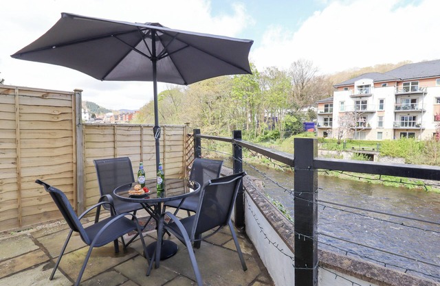 NO. 9 ON THE RIVERBANK, pet friendly, with open fire in Llangollen