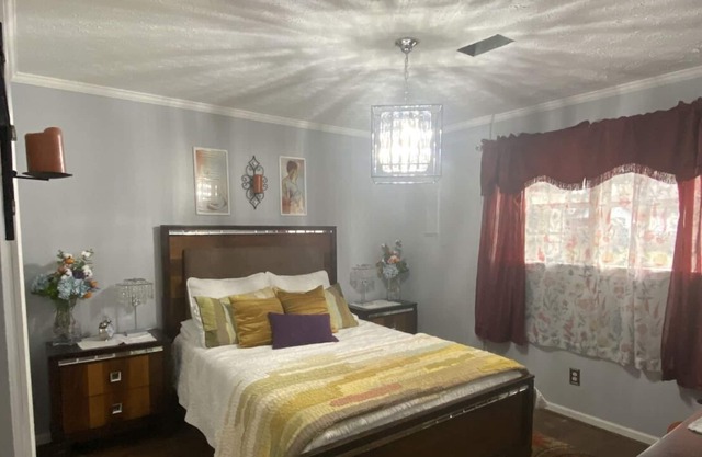 *no cleaning fee* Beautiful 2 bedroom, right in heart of town!