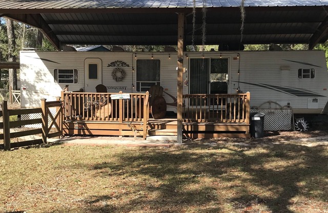 No Cleaning Fee! Cozy 1-bedroom travel camper 5 min. walk to Suwannee river