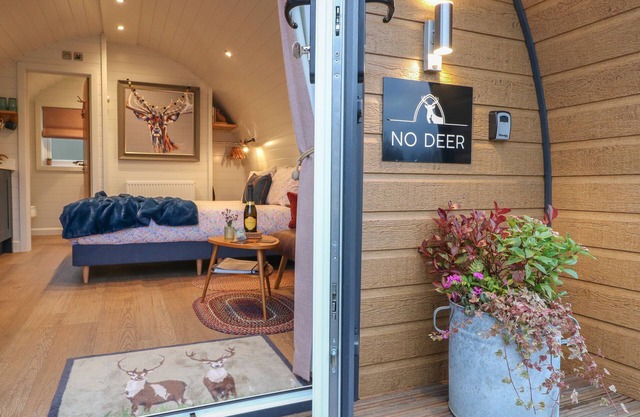 NO DEER, romantic, with hot tub in Ashbourne