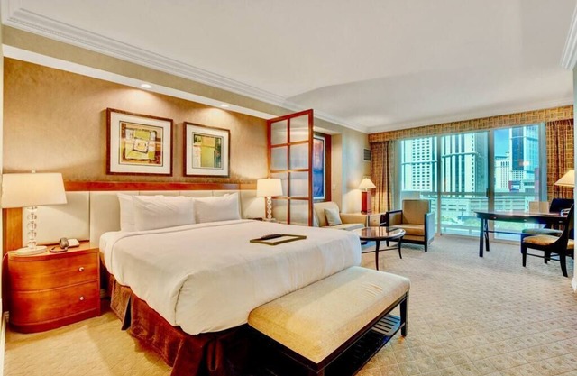 No Resort Fee ! Balcony Strip View Suite - Pool
