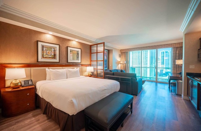 No Resort Fee Strip View Balcony+ Free Valet+ Pool