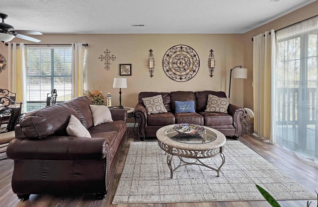 No stairs, walk to marina, secluded, mins to strip