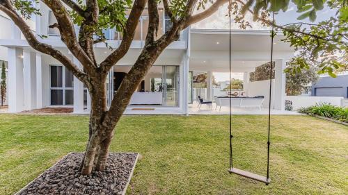 Noir- Luxury Beachside Home
