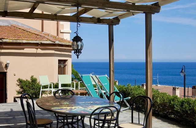 NOLI: apartment in villa with garden and views of the gulf