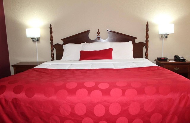 Non-Smoking King Room at FairBridge Inn Express Perry, Pets Allowed!