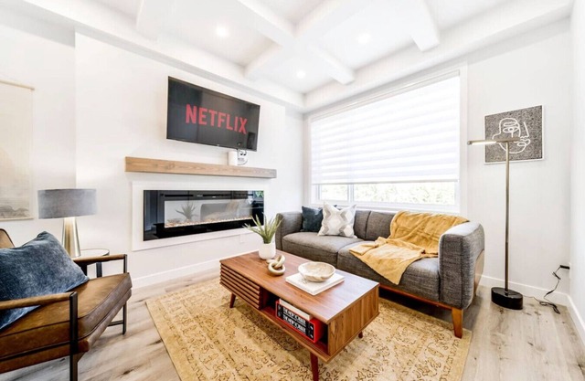 Nordic Retreat | 4BR | Min to WEM & DT | AirCon!