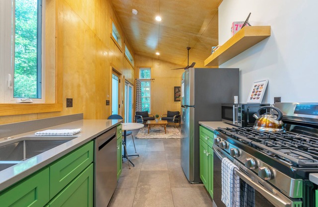 Nordic Tiny Cottage - 1 Acre property & walk to Black Mountain