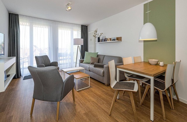 Nordseenahes Ferienapartment mit Balkon, Parkplatz, Schwimmbad- & Saunanutzung