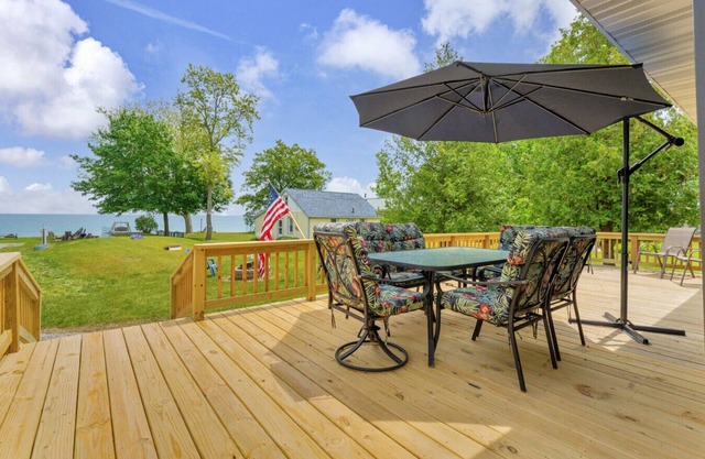 North Bound 25 - Family Compound With 5 Cottages!