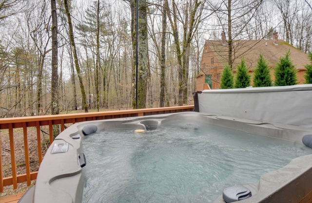 North Conway Townhome w/Private Hot Tub & Deck!