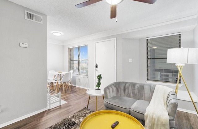 North Lamar Gem Apartment: Pool, BBQ and Workspace