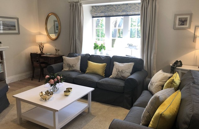 North Lodge cottage is a Charming/cozy 1890’s gate house