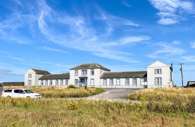North Lodge Retreat Allonby - a cottage that sleeps 2 guests with sea view
