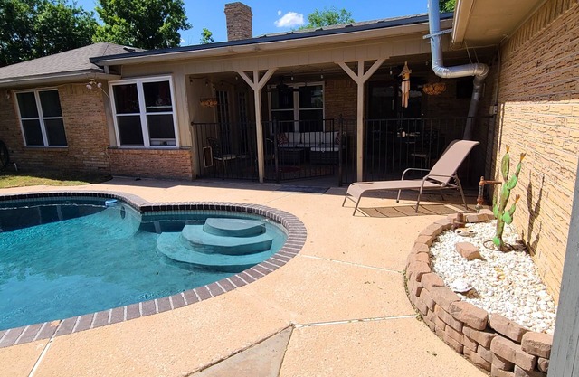 North Midland: 3/2/2 w office, kitchen, 2 dining, POOL, patio, RO system
