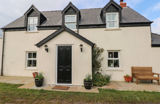 NORTH STUDDOCK COTTAGE, pet friendly, with open fire in Pembroke