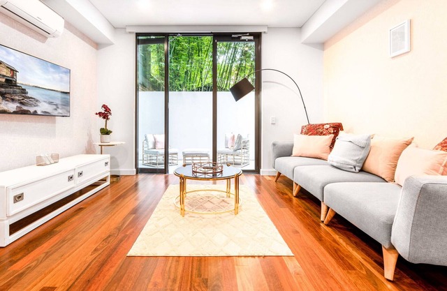 North Sydney 1-Bed Studio Moments from Shops