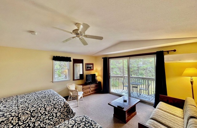 North Truro Condo W/Private Balcony and 2 Queen Beds