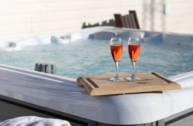 Northcape Bunkhouse Rentals + Hot tub/Beach