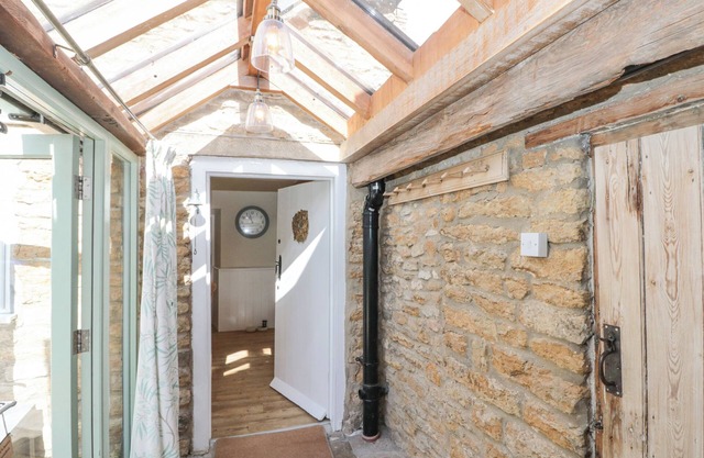NORTHCOT, pet friendly, character holiday cottage in West Ayton