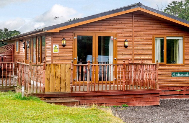 NORTHUMBERLAND LODGE, pet friendly, with hot tub in Kiplin