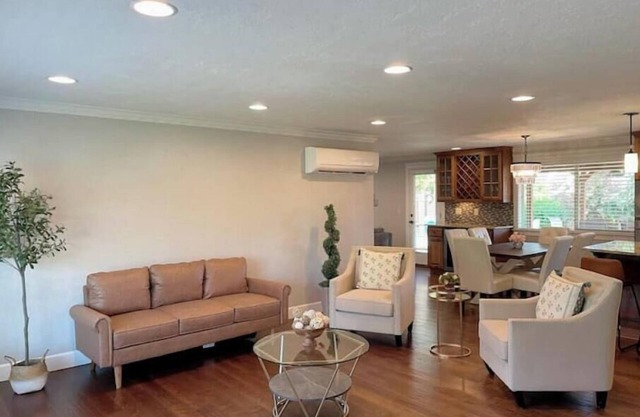 Northwest Gem! King bed, Private fenced backyard
