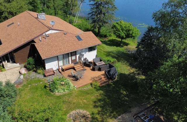 Northwoods Home great for family gatherings. Beautiful screened in porch.