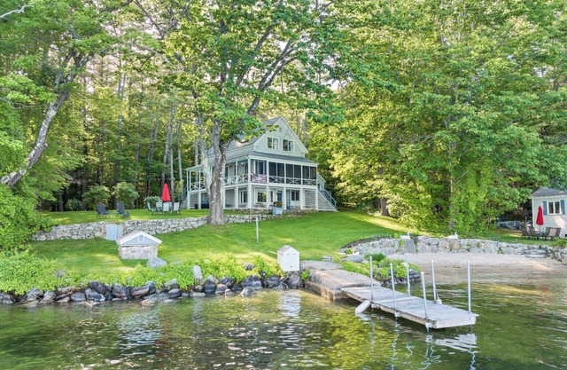 Nostalgic Winter Harbor Wonderland on Lake Winnipesaukee Sleeps 16