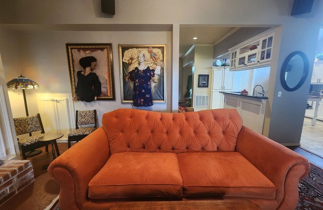 Nostalgic Y2K themed rental 🏡 5 bed 🛏 2 full bath 🛁 large seating areas 🛋