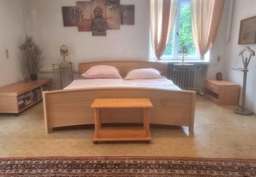 Nr 9 Hübsche Suite mit Loggia in alte Villa mit Stadtblick und interessante Ausstattung Ohm Zimmer