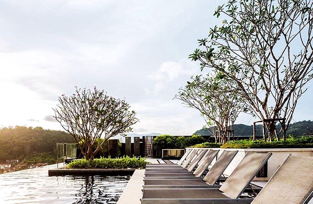 nRooftop infinity pool and gym - Luxury Apartment