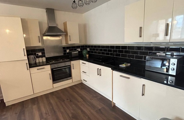 nSpacious Leicester Apt with Free Parking, Sleeps 6