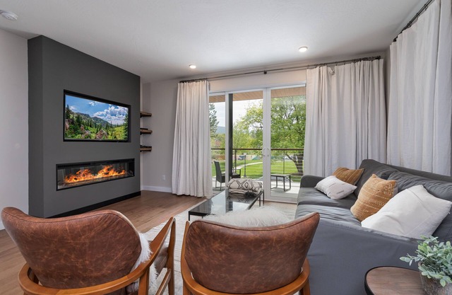 nTownhome with Stunning Views & Modern Finishes