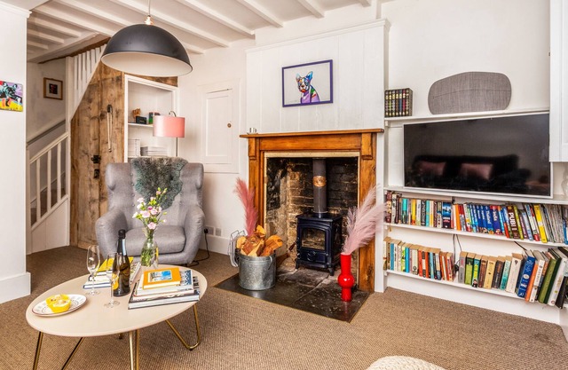 Number 11 - a cotswold cottage that sleeps 3 guests in 2 bedrooms