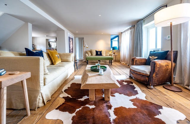 Number 27 - luxury cottage in the heart of Holt with parking & courtyard garden