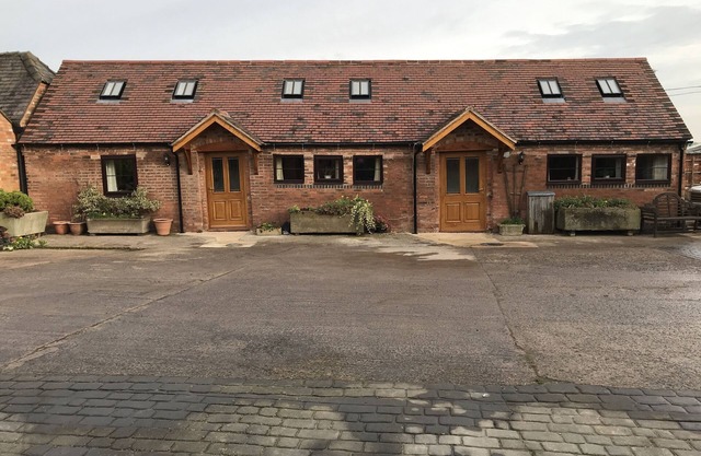 Nuneaton - Cottage - Sleeps 2 - Parking - Garden