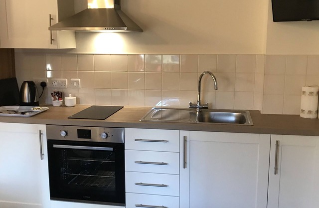 Nuneaton - Cottage - Sleeps 2 - Parking - Garden