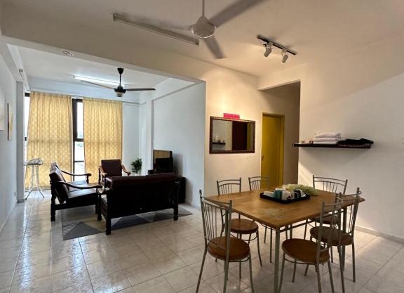 Nur Ahmad FAMILYHOMESTAY BUKIT BERUANG 4 ROOMS Full Apartment FREE WIFI & NETFLIX