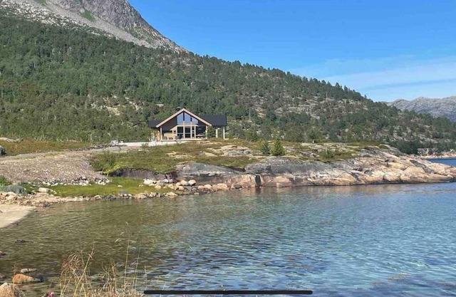 Ny hytte med sjøen. Fantastisk utsikt. Lofoten