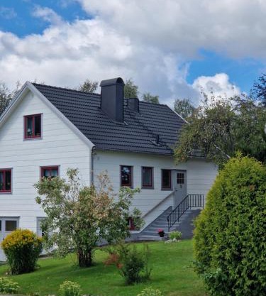 Nyrenoverad lägenhet centralt, nära till kust och natur
