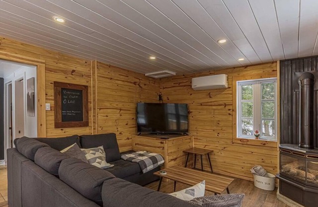 Ô Lac - waterfront, cozy, rustic cottage!