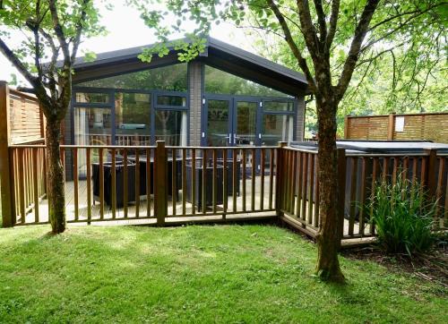 Oak Cabin with Hot-tub & secluded decking - Finlake Resort & Spa - Devon
