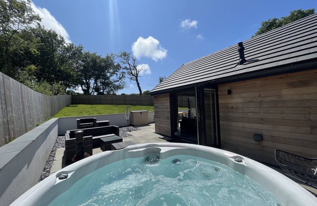 Oak Cottage with large garden and hot tub