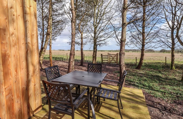 OAK LODGE, pet friendly, character holiday cottage in Morpeth
