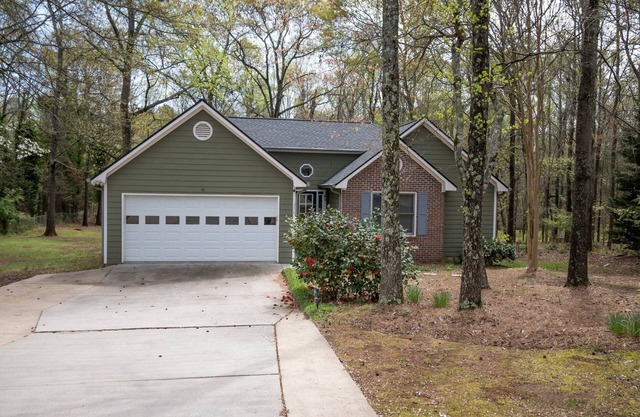Oak Meadows Haven w/spacious backyard
