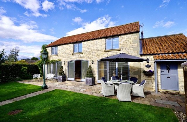 OAK TREE BARN, pet friendly, with open fire in Thornton-Le-Dale