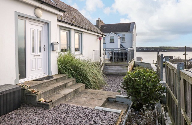 OAKDENE, pet friendly, country holiday cottage in Neyland